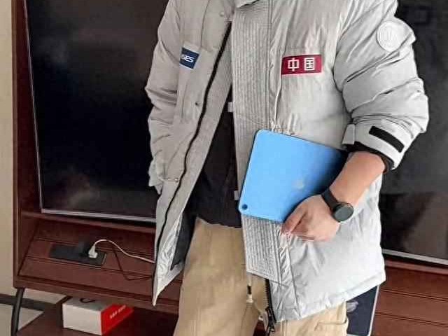 笑疯了！中年男人穿年轻衣服，真相是孩子长大了，评论区更潮