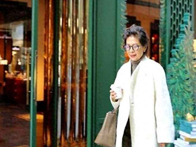 六七十岁照样时髦！两位奶奶的穿搭秘诀，基础色穿出高级感