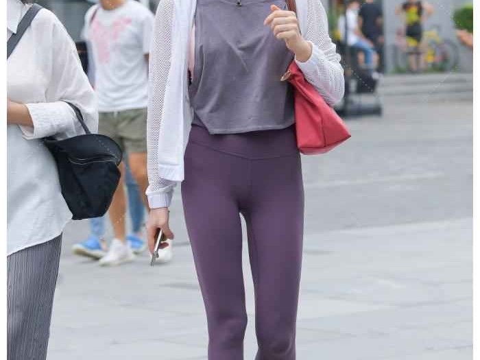 别再把运动上衣锁在健身房里啦 这样搭裤子时髦炸了