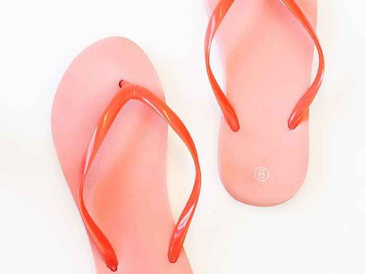 人字拖从古埃及到今夏街头 一双夹脚拖里的千年自由史