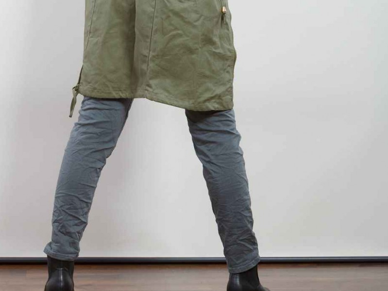 灰色裤子搭配全攻略 轻松穿出高级范儿