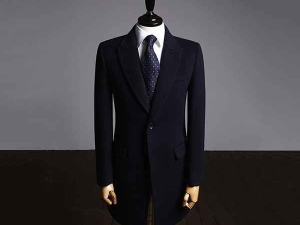 2025年，男人的衣柜里怎能少了一件“新中式”战袍？