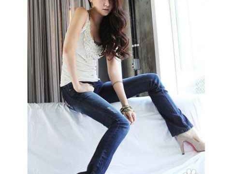 O型腿穿搭告别烦恼 选对款式让你自信出街