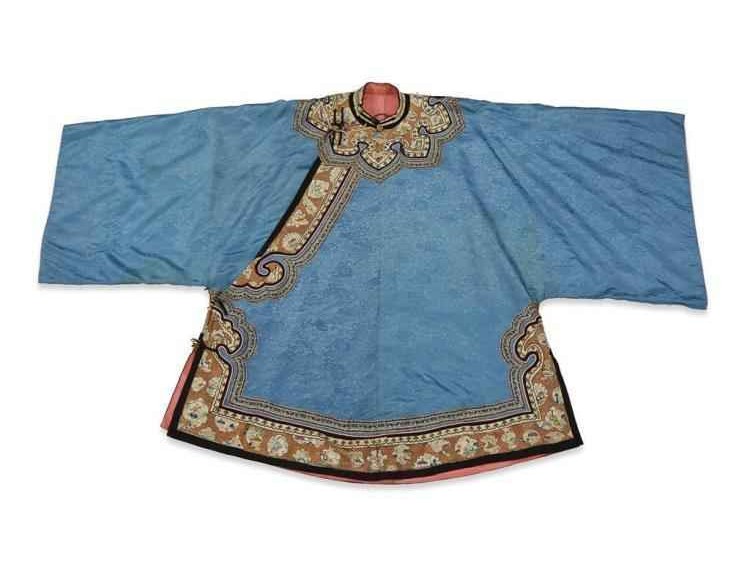 一针一线皆传奇：你的中式刺绣袍，穿对了吗？