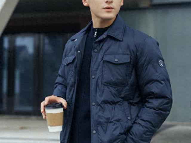 肌肉男冬季穿搭指南：秋冬羽绒服选购与搭配技巧，型男气质轻松提升