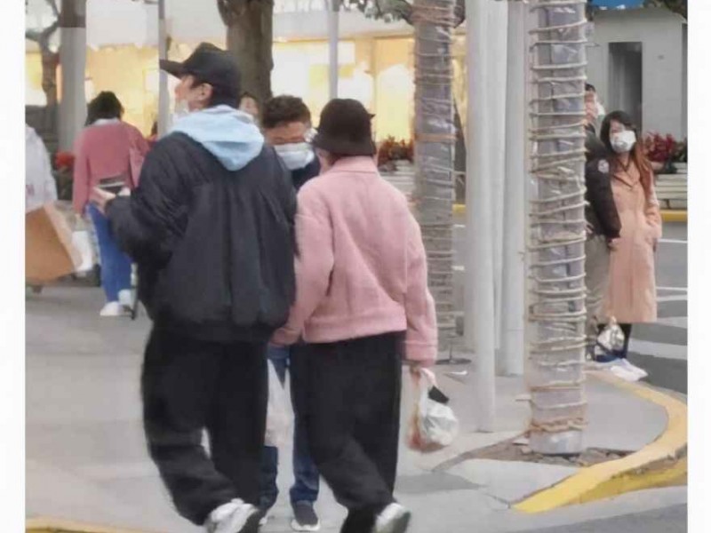 孙俪邓超矮胖风情侣装穿搭，甜蜜出游像哥们儿！