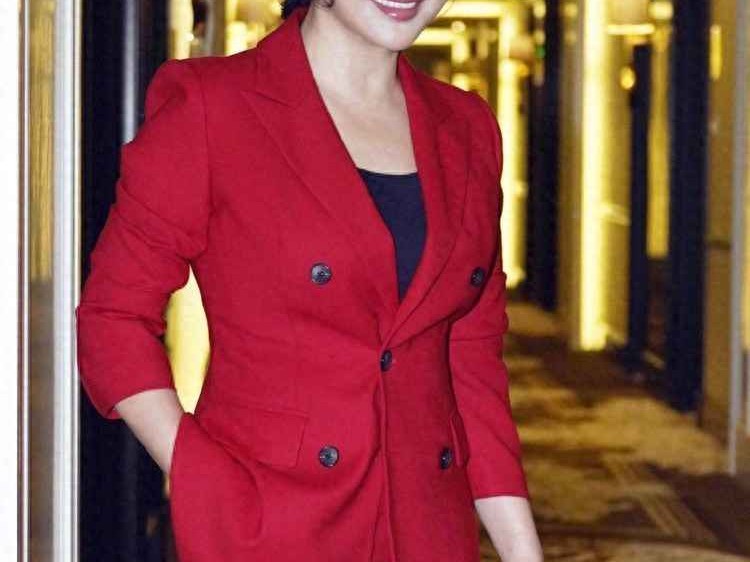 70岁刘晓庆穿搭惊艳：裙不过膝+收腰遮腹，优雅减龄就这么简单