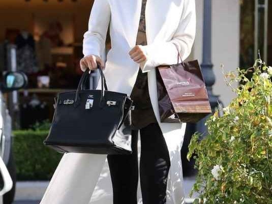 白色外套内搭颜色全攻略，让你穿搭不踩雷