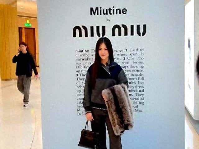 微胖学生穿衣搭配指南：王诗龄16岁自信穿搭，同框何超莲气场全开