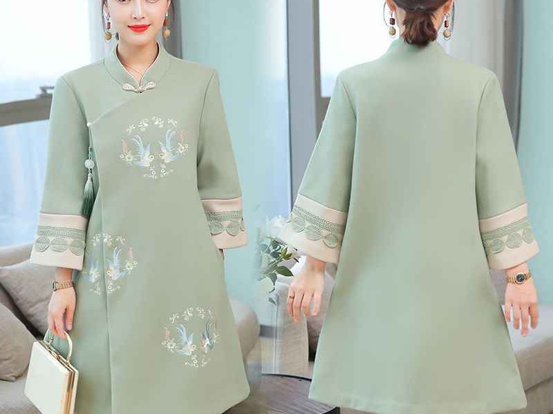 穿越寒冬的东方韵味：中式女装大衣的优雅穿搭秘籍