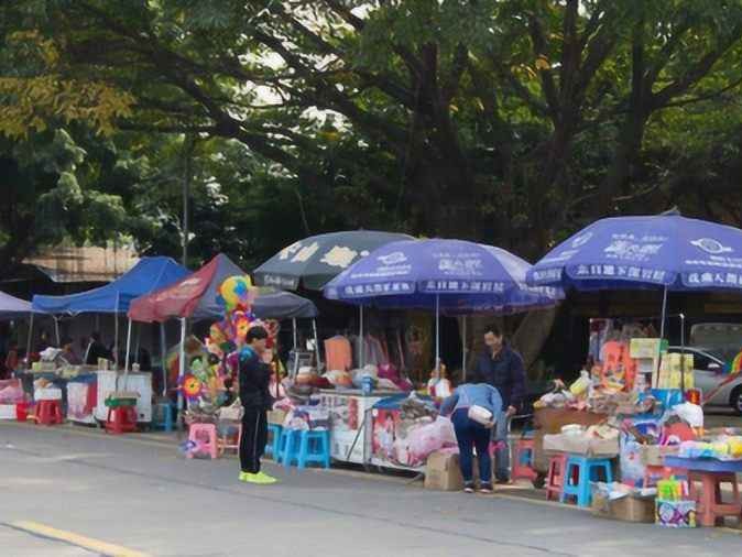 摆地摊卖啥子最来钱？老摊主掏心窝子的实战经
